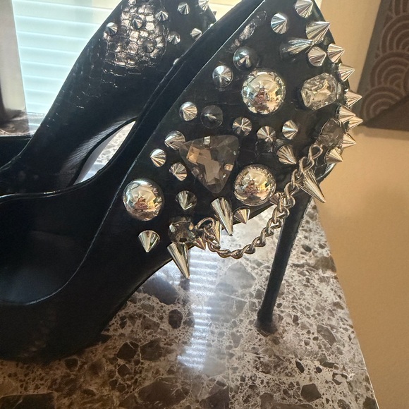 Beautiful Steve Madden Black Spiked,Rhinestones and Chains Heels Brand New! - Picture 4 of 7